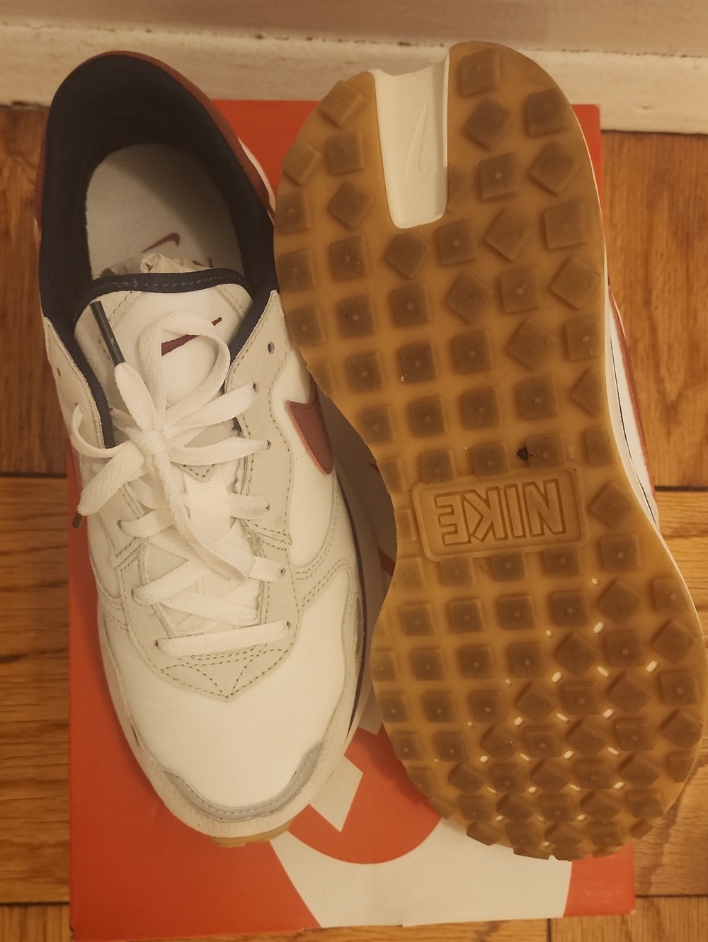 PRELOVED Nike White Sneakers with Burgundy Swoosh and Navy Lining - Picture 5 of 5